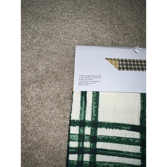 New place & Time reversible table runner  In full bloom  GREEN AND WHITE PLAID - Picture 7 of 8